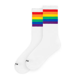 Chaussettes Mid High Rainbow Pride avec des rayures rétro arc en ciel sur blanc, style tube socks classique, American Socks